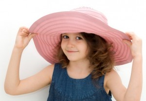 bimba con grande cappello